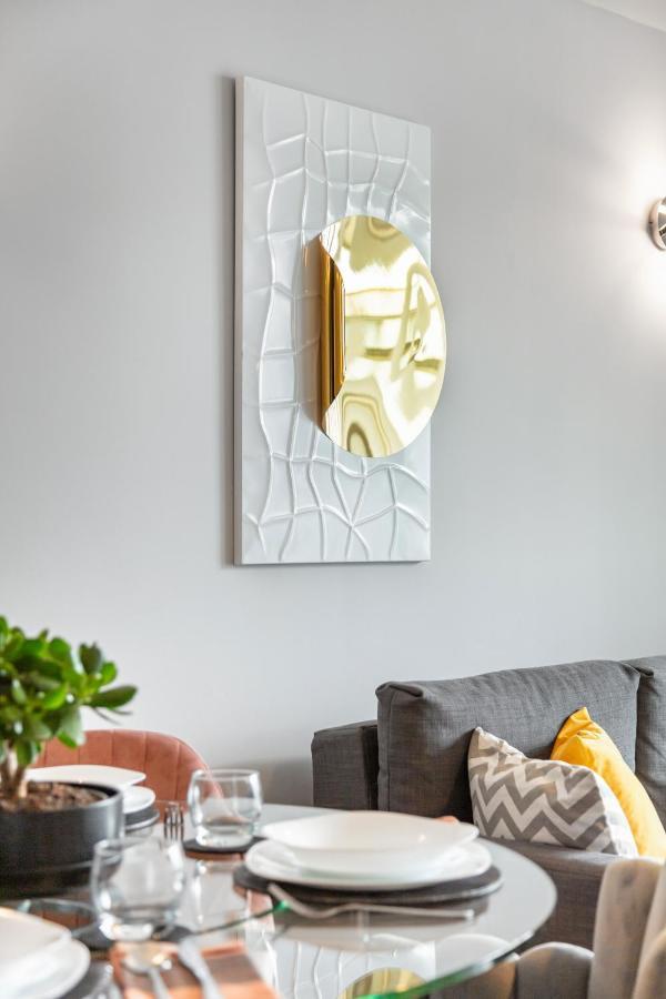 Stunning Apartment With Underground Parking! Londres Extérieur photo