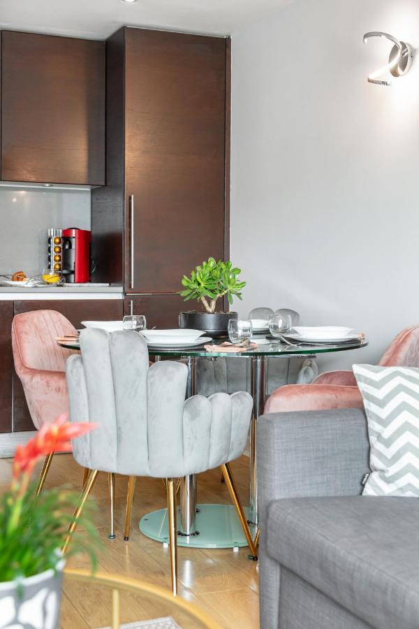 Stunning Apartment With Underground Parking! Londres Extérieur photo