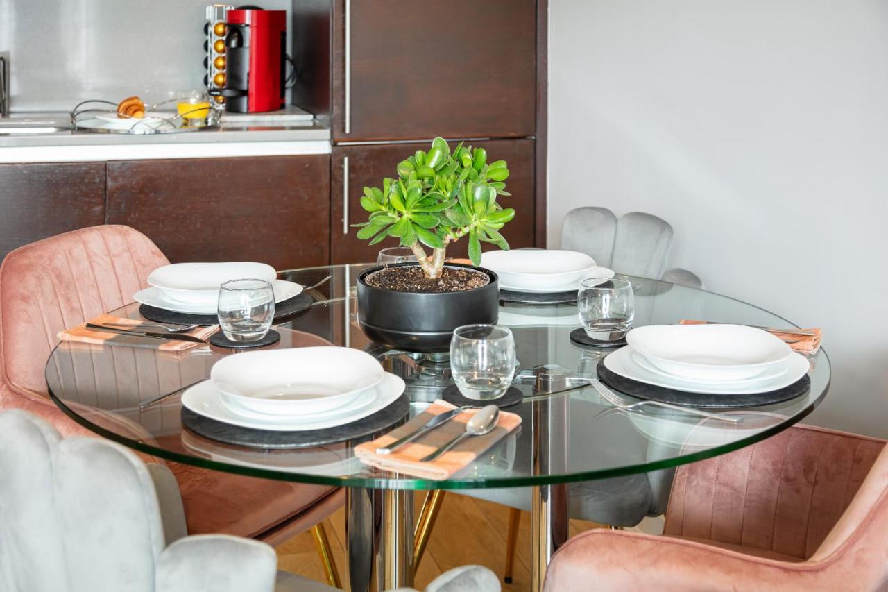 Stunning Apartment With Underground Parking! Londres Extérieur photo