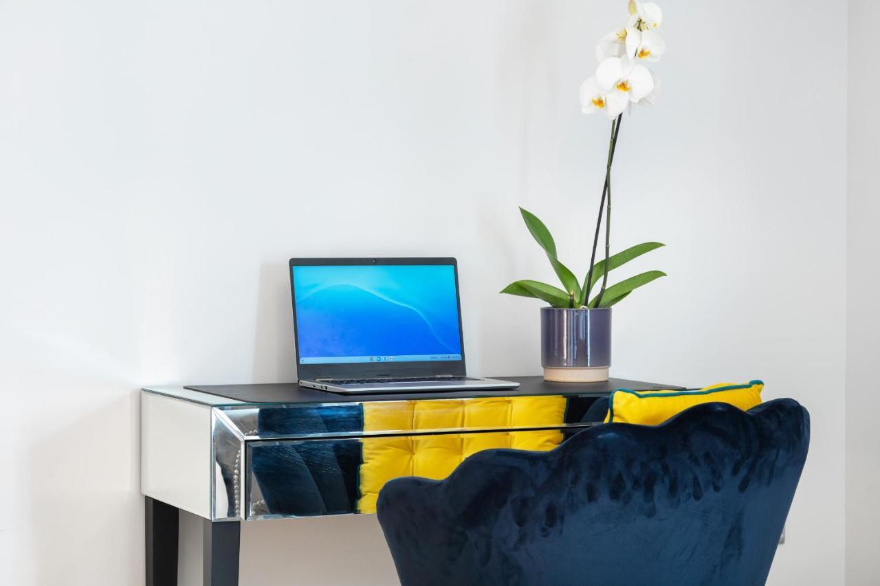 Stunning Apartment With Underground Parking! Londres Extérieur photo